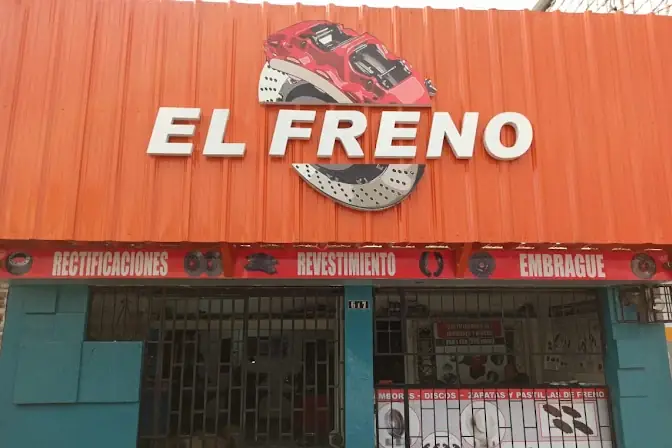 Fachada de El Freno: techo naranja, letrero con una mordaza roja y la franja de rectificaciones, revestimiento y embrague.